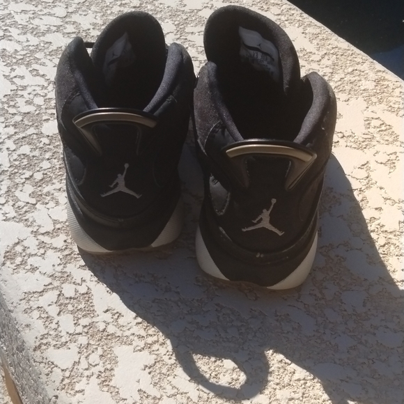 🔥Closet Blow Out🔥      Boys Jordan Shoes - Picture 2 of 6